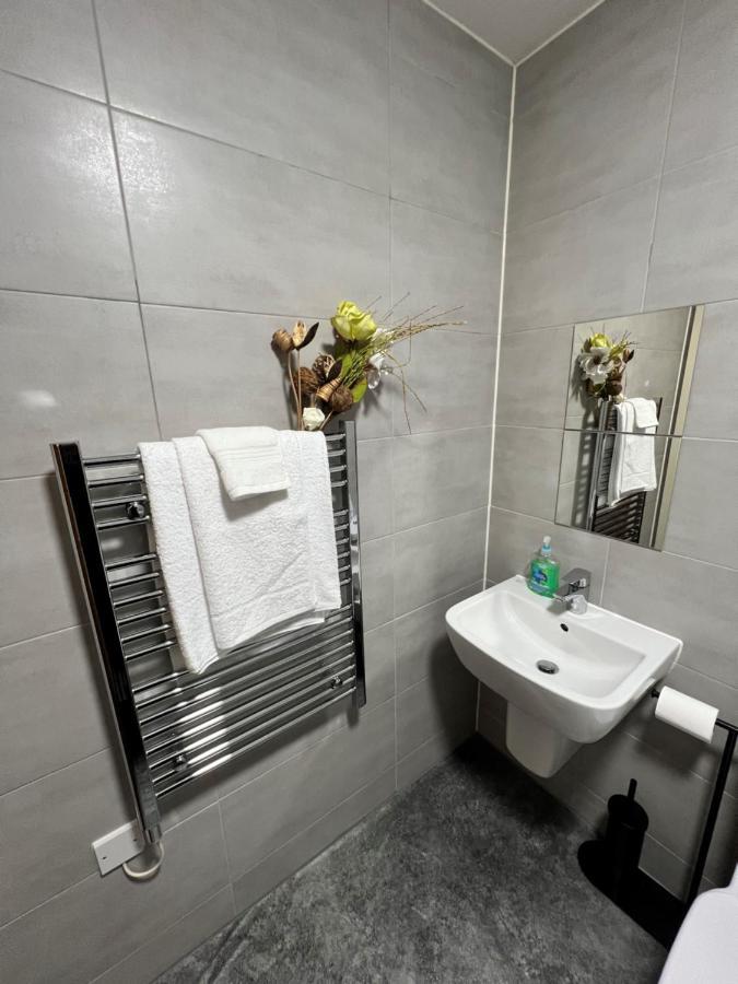 Spacious 1 Bed Relocation Apartment Free Parking, Brierley Hill Ngoại thất bức ảnh