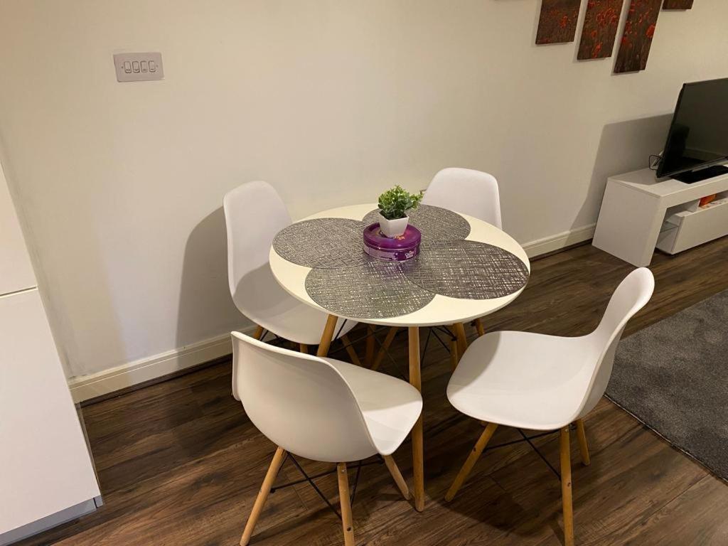 Spacious 1 Bed Relocation Apartment Free Parking, Brierley Hill Ngoại thất bức ảnh